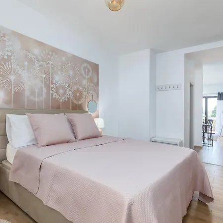 Marceta - & With Swimming Pool Guest house